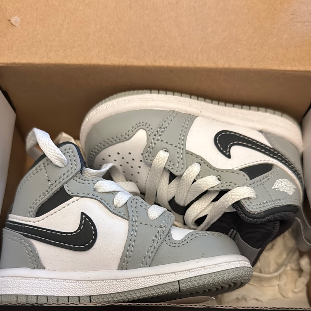 Nike Gray and White Sneakers High-Top Comfort